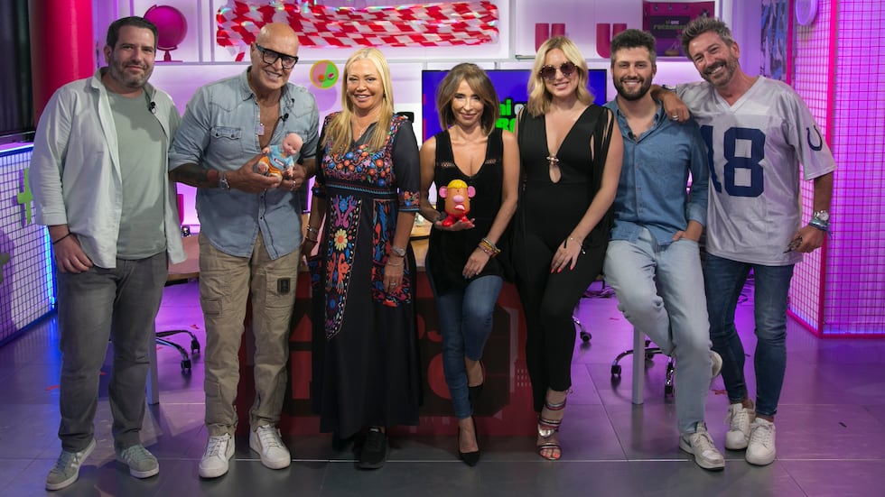 De derecha a izquierda, David Valldeperas (el director), Javier de Hoyos, Marta Riesco, María Patiño, Belén Esteban, Kiko Matamoros y Chema Garrido, en el plató de 'Ni que Fuéramos'.