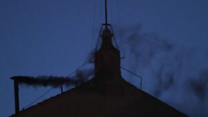 ¡Fumata Negra! El Misterio del Cónclave Vaticano Mantiene al Mundo en Vilo