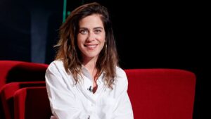 «María León desvela los secretos de ‘Casa de muñecas’ en Atención Obras»