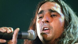Antonio Flores: La voz que resonó más allá de su trágica partida