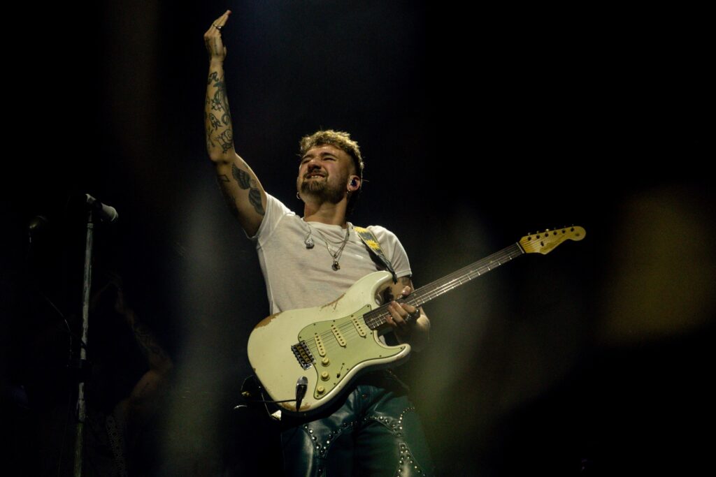 El cantante Dani Fernández actúa durante un concierto en el Movistar Arena, a 8 de marzo de 2025, en Madrid (España). Dani Fernández es cantante y compositor. Fue parte del grupo Auryn desde 2009 hasta su separación en 2016, cuando empezó su carrera en solitario. En 2019 lanzó ‘Incendios’, su primer álbum en solitario. Este concierto forma parte de su nueva gira Esto es una Jauría.