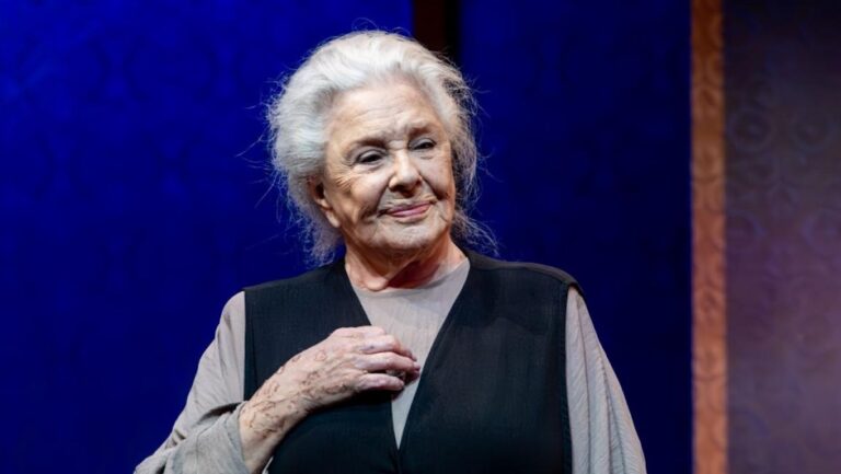 La vida actual de Lola Herrera que cumple hoy 90 años: de actriz en 'UPA' y 'Las chicas de oro' a su cruzada contra Vox